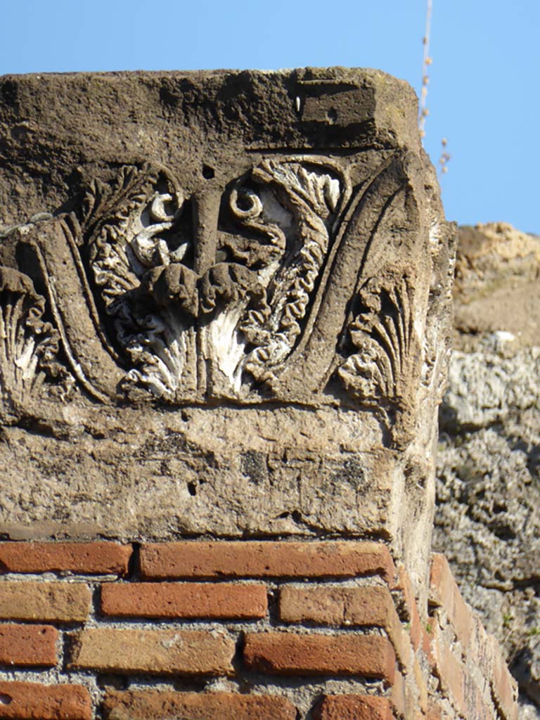 VI.12.5 Pompeii. 4th January 2017. Detail of capital on north side of entrance doorway.
Foto Annette Haug, ERC Grant 681269 DÉCOR.


