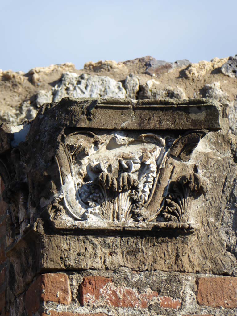 VI.12.5 Pompeii. 4th January 2017. Detail of capital on south side of entrance doorway.
Foto Annette Haug, ERC Grant 681269 DÉCOR.

