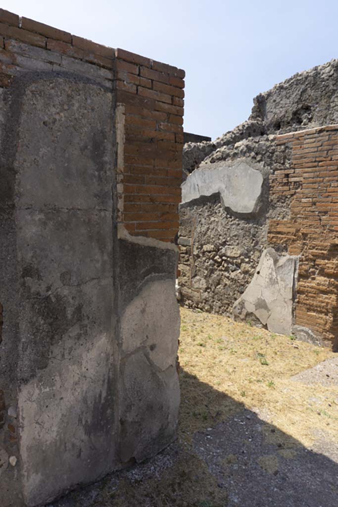 VI.12.5 Pompeii. 14th July 2017. 
Looking towards north end of entrance corridor/atrium, with remaining stucco on west wall.
Foto Annette Haug, ERC Grant 681269 DÉCOR.
