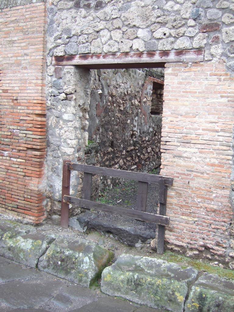 VI.13.12 Pompeii. December 2005. Entrance doorway on Vicolo dei Vettii.