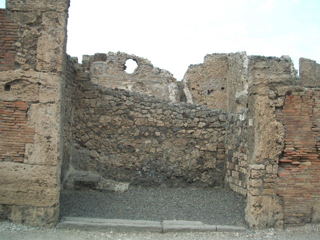 VI.14.14.  Entrance on Via della Fortuna.