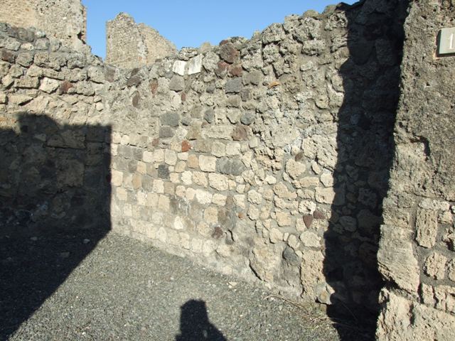 VI.14.14.  North wall of shop.