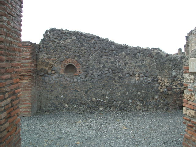 VI.14.17 Shop - niche