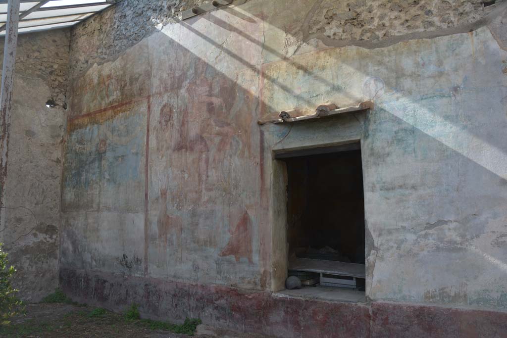 VI.14.20 Pompeii. October 2019. Room 18, west wall of garden area, with window from room 13.
Foto Annette Haug, ERC Grant 681269 DCOR.

