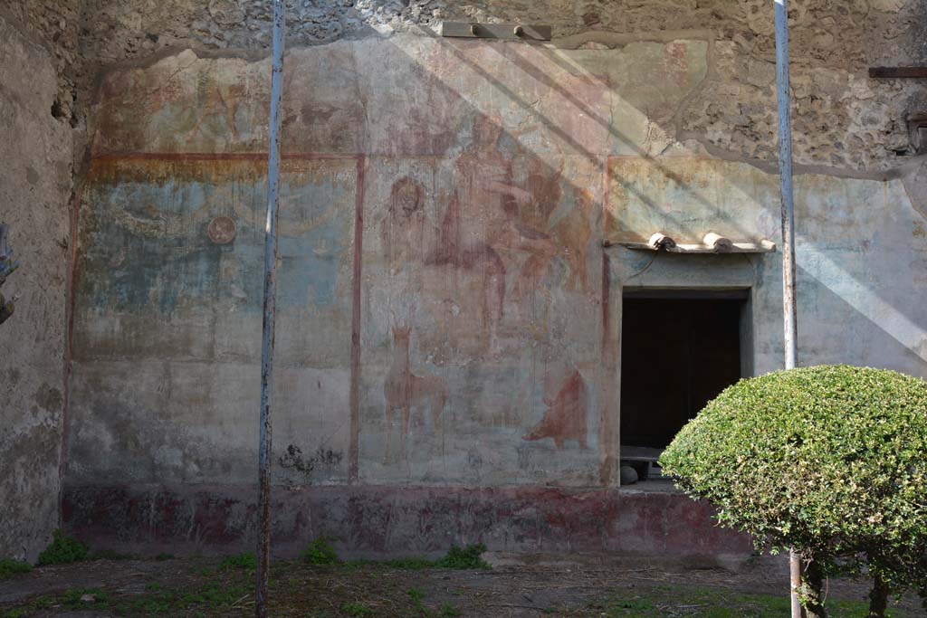 VI.14.20 Pompeii. October 2019. Room 18, west wall of garden area, with window from room 13.
Foto Annette Haug, ERC Grant 681269 DCOR.

