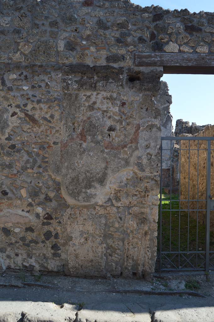 VI.14.37 Pompeii. October 2017. Detail of left (north) of entrance doorway.
Foto Taylor Lauritsen, ERC Grant 681269 DCOR.
