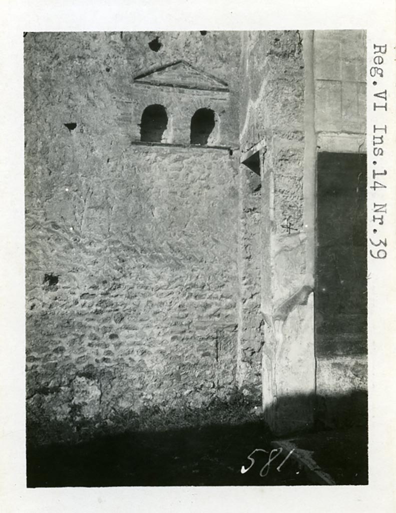 VI.14.40 Pompeii but numbered as VI.14.39. Pre-1937-39. Double niche on north wall of atrium.  
Photo courtesy of American Academy in Rome, Photographic Archive. Warsher collection no. 581.
