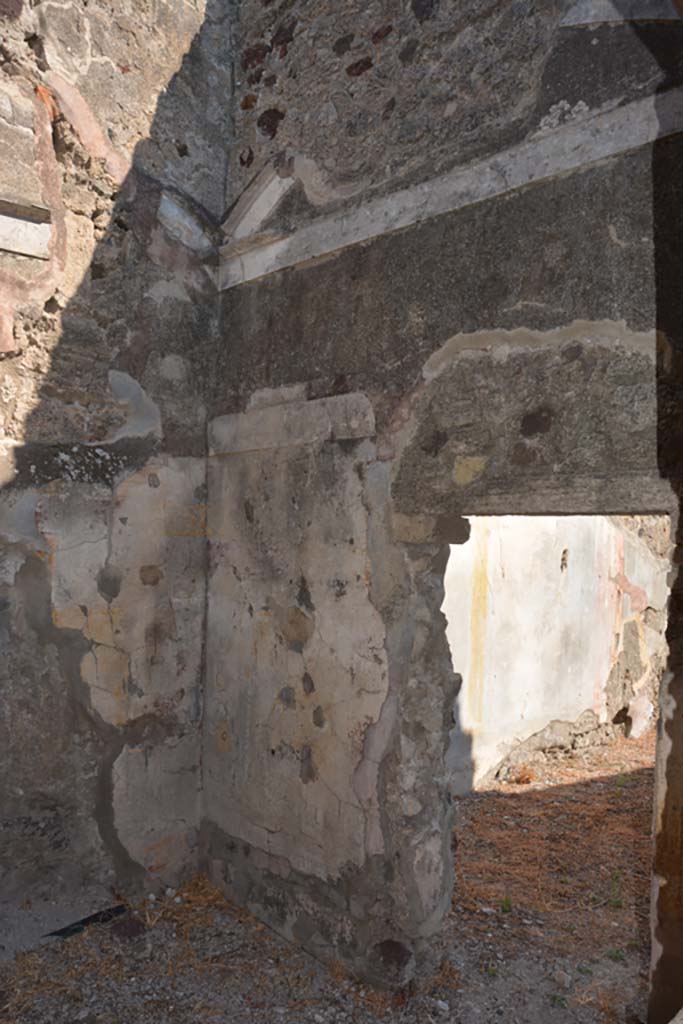 VI.14.40 Pompeii. September 2019. 
North-east corner with east wall and doorway into large triclinium.  
Foto Annette Haug, ERC Grant 681269 DÉCOR
