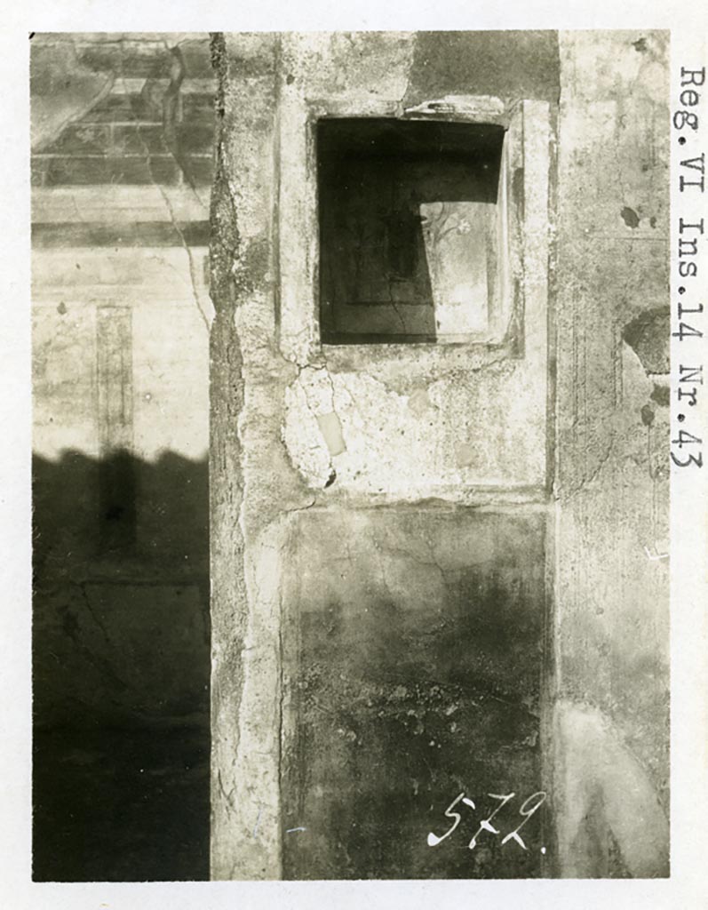 VI.14.43 Pompeii. Pre-1937-39. Niche with painted altar with plants and serpent.  
Photo courtesy of American Academy in Rome, Photographic Archive. Warsher collection no. 572.

