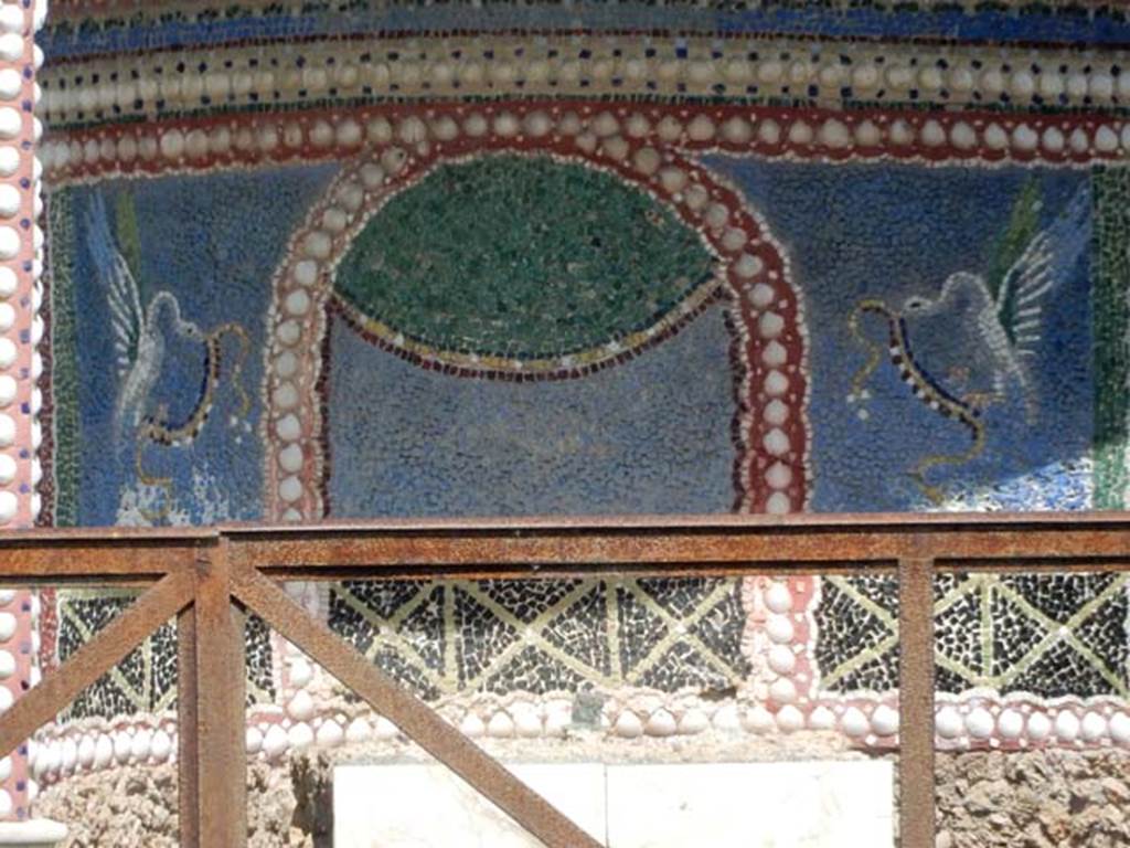 VI.14.43 Pompeii. May 2015. Room 14, detail of mosaic panel in fountain in garden area. Photo courtesy of Buzz Ferebee.
