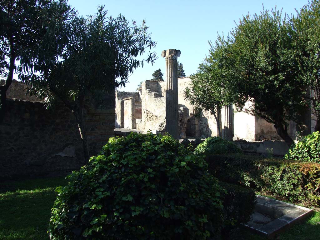 VI.14.43 Pompeii. December 2007. Room 14, looking north-west from garden area, towards tablinum and atrium.