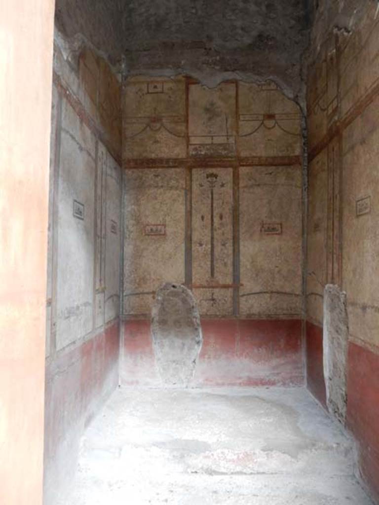 VI.15.1 Pompeii. May 2017. Cubiculum (g).
Looking through doorway towards north wall and bed step/recess. Photo courtesy of Buzz Ferebee.

