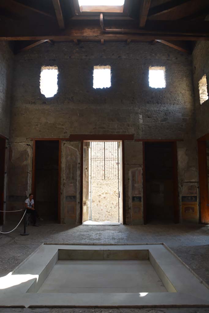 VI.15.1 Pompeii. July 2017. Looking east towards entrance across impluvium in atrium.
Foto Annette Haug, ERC Grant 681269 DÉCOR.

