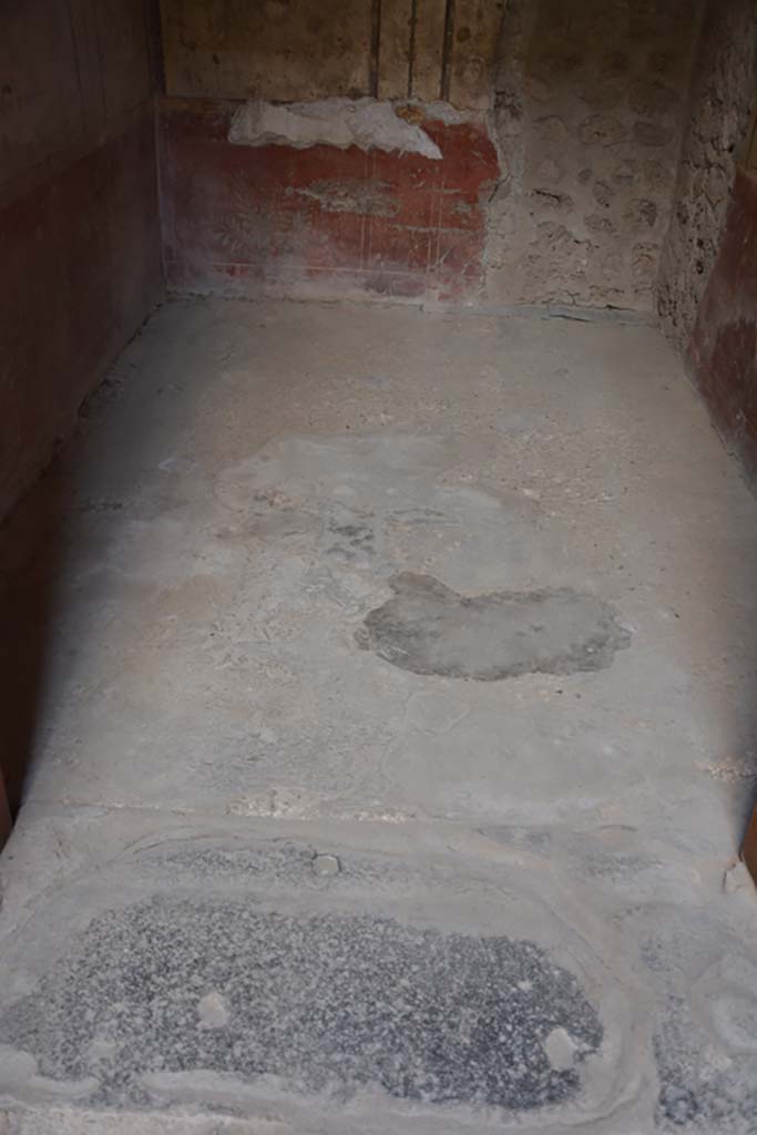 VI.15.1 Pompeii. July 2017. Doorway threshold and flooring in cubiculum, looking south.
Foto Annette Haug, ERC Grant 681269 DÉCOR.
