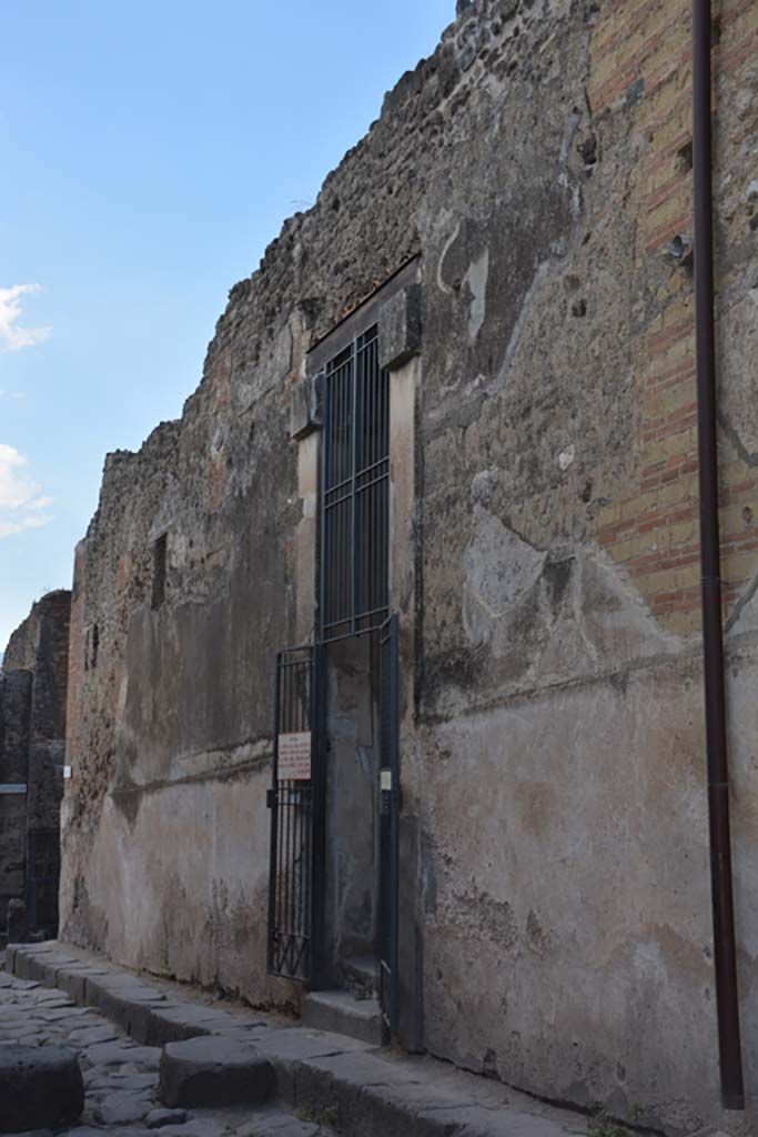 VI.15.1 Pompeii. July 2017. Looking south towards entrance doorway.
Foto Annette Haug, ERC Grant 681269 DÉCOR.
