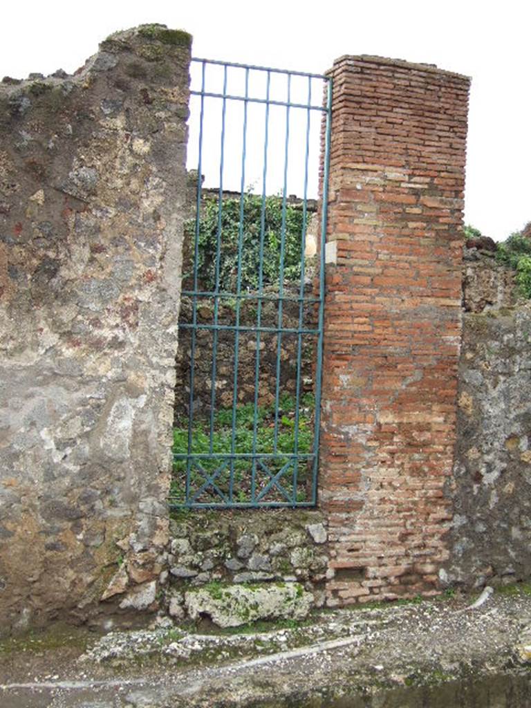 VI.15.4 Pompeii. December 2005. Entrance doorway.