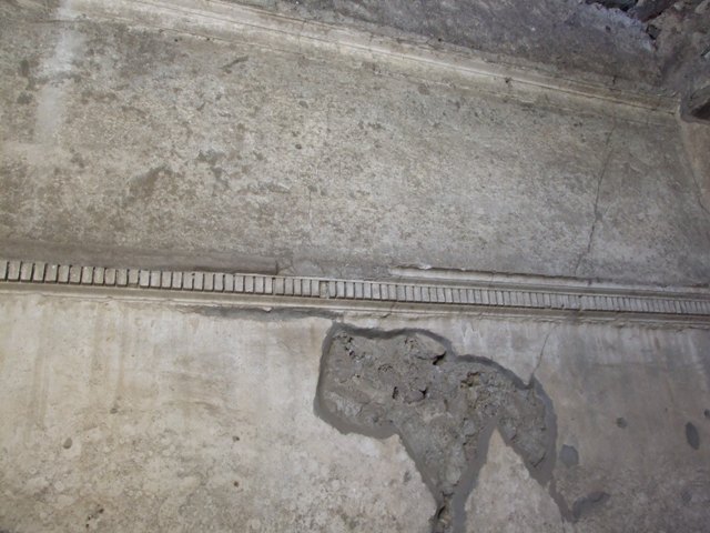 VI.15.9 Pompeii.  March 2009.  Cubiculum.  West wall with doorway into atrium, and remains of upper floor room.  Looking west.