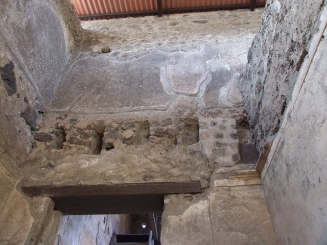 VI.15.9 Pompeii.  March 2009.   Atrium.  Looking west to doorways of  Kitchen area and Triclinium.