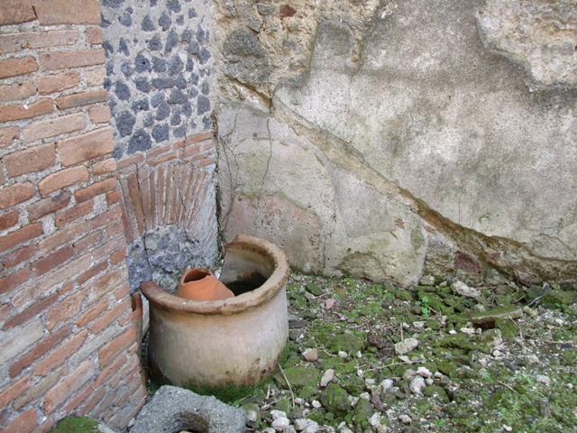 VI.15.9 Pompeii.  March 2009.  Latrine in kitchen.  Looking north.