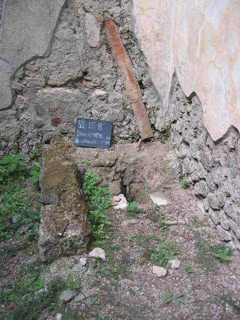 VI.15.9 Pompeii.  March 2009.  Kitchen area,  base of stairs leading to a loft or pergula. Looking south.