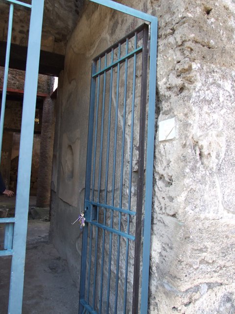 VI.15.9 Pompeii.  March 2009.  Entrance corridor. North wall.