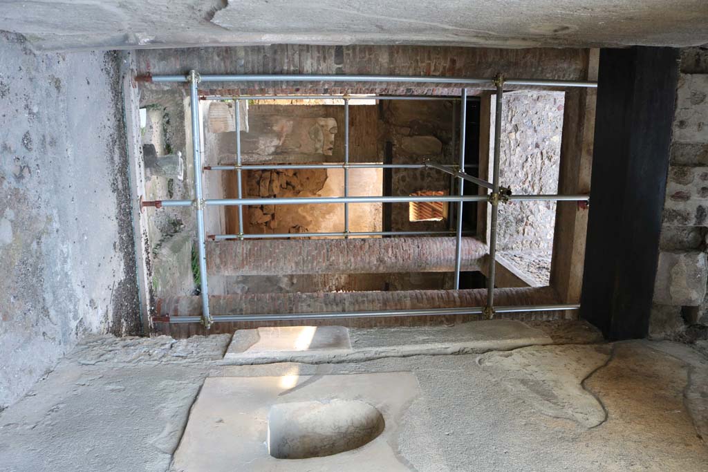 VI.15.9 Pompeii. September 2004.  Looking west along Entrance corridor. 
