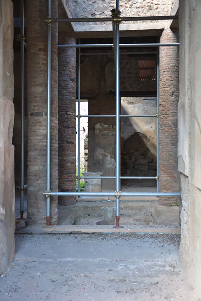 VI.15.9 Pompeii. July 2017. Looking west from entrance corridor.
Foto Annette Haug, ERC Grant 681269 DÉCOR.
