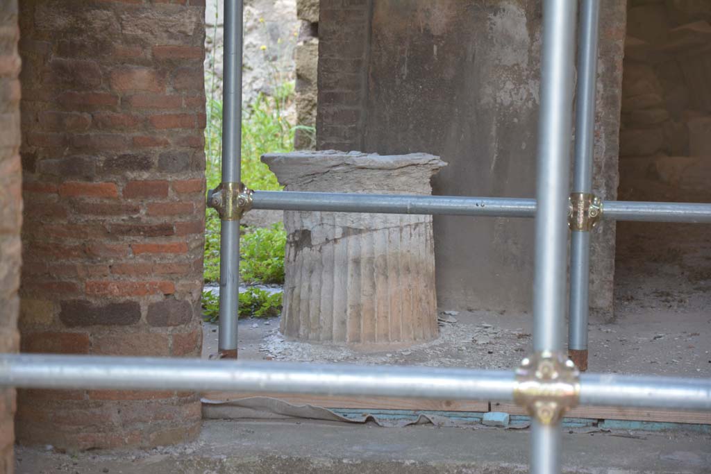 VI.15.9 Pompeii. July 2017. Puteal on west side of impluvium in atrium.
Foto Annette Haug, ERC Grant 681269 DÉCOR.
