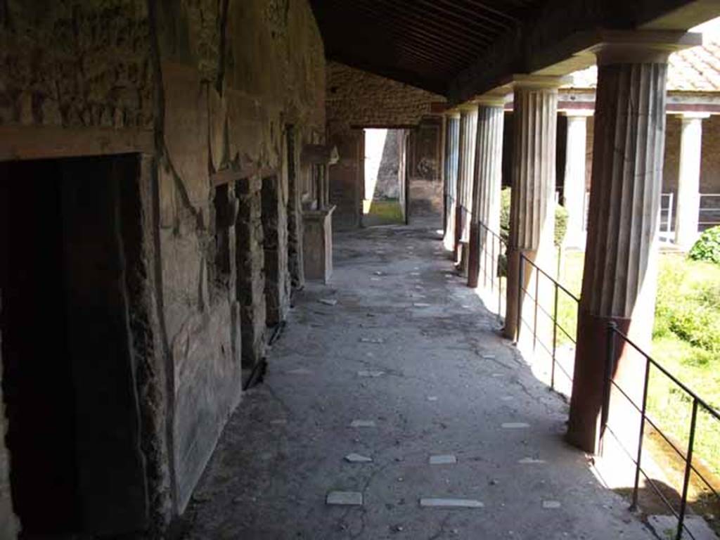 VI.16.7 Pompeii. May 2010. North portico, looking east towards doorway to atrium.