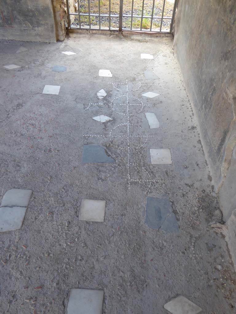 VI.16.7 Pompeii. September 2015. North-west corner of portico, detail of flooring.
Foto Annette Haug, ERC Grant 681269 DCOR.

