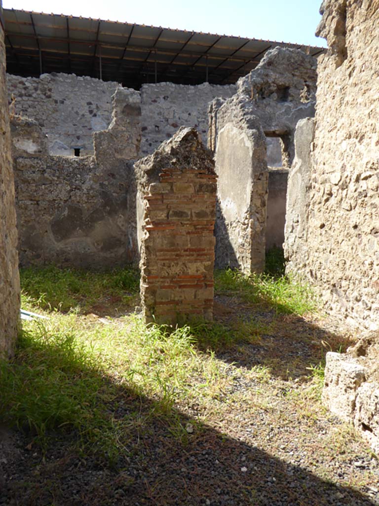 VI.16.7 Pompeii. September 2015. 
Looking west through doorway to services area, courtyard S, room T - a dormitory or storeroom (on left), and corridor U, to rear entrance at VI.16.38.
On the right of the corridor is the doorway to room Y.
Foto Annette Haug, ERC Grant 681269 DCOR.

