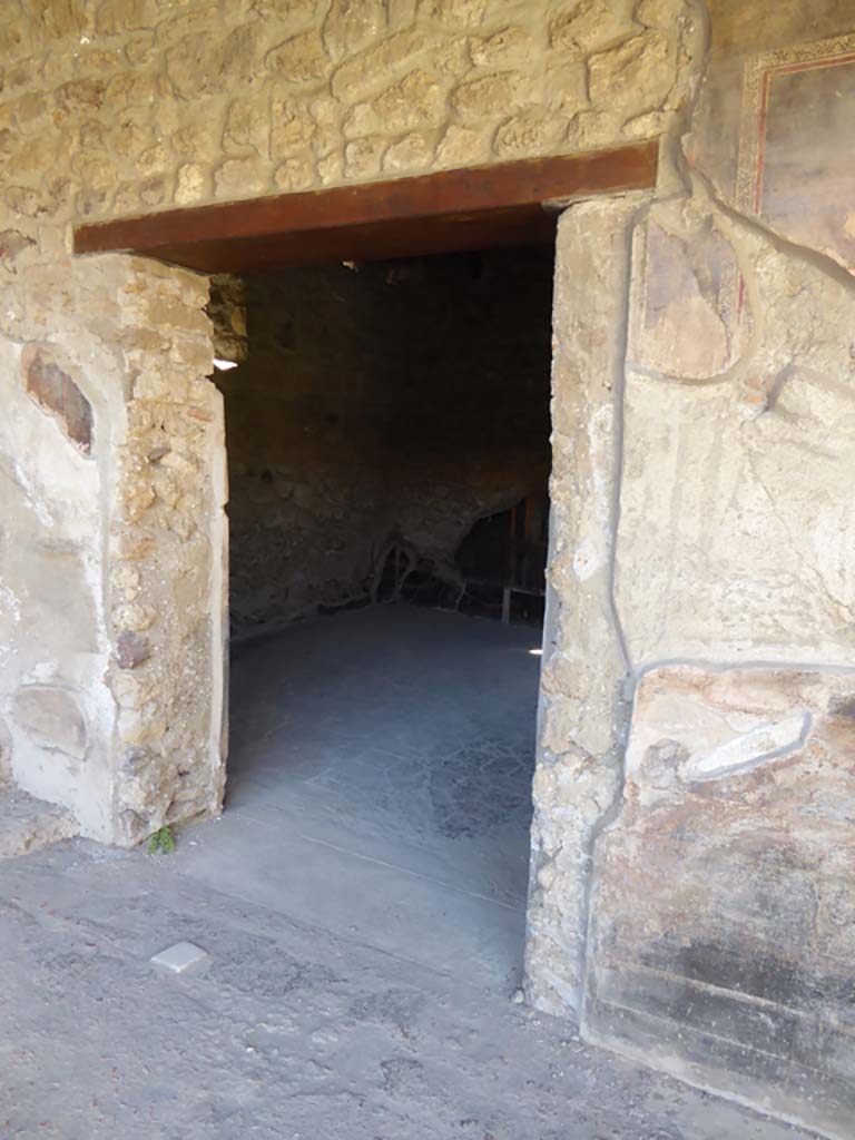 VI.16.7 Pompeii. September 2015. Doorway to room M, looking north-west along wall in north portico.
Foto Annette Haug, ERC Grant 681269 DCOR.

