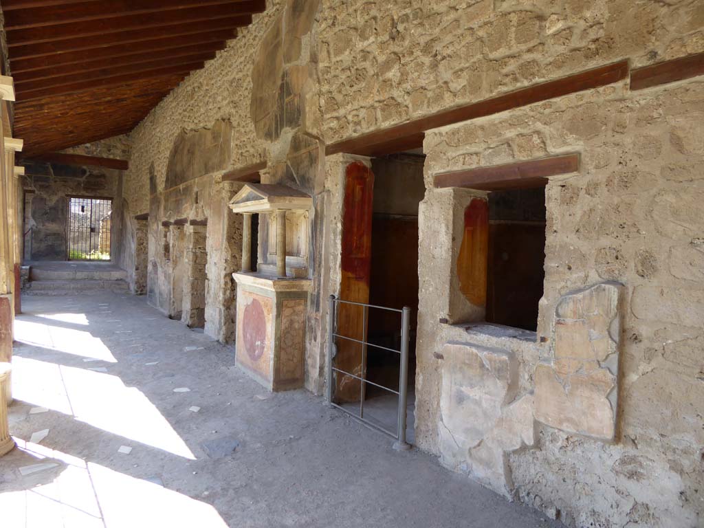 VI.16.7 Pompeii. September 2015. North portico, looking west along north wall, with room I with window, on right.
Foto Annette Haug, ERC Grant 681269 DÉCOR.
