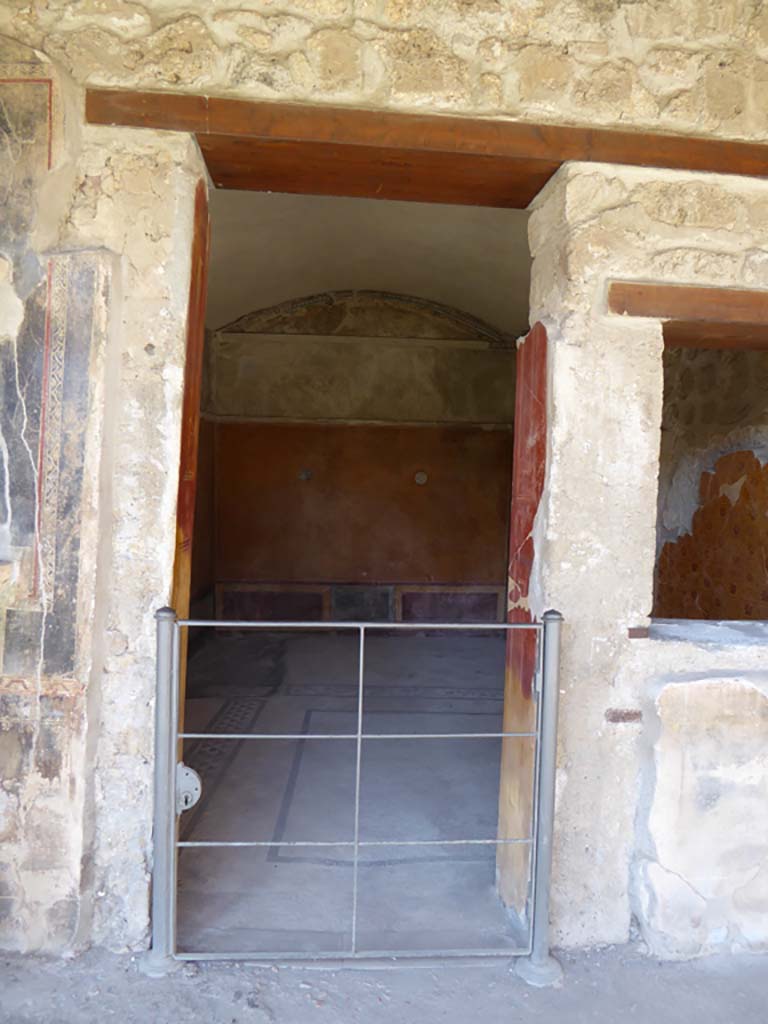 VI.16.7 Pompeii. September 2015. Room I, looking north through doorway.
Foto Annette Haug, ERC Grant 681269 DÉCOR.
