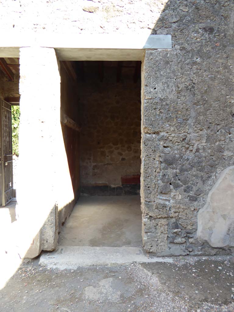 VI.16.7 Pompeii. September 2015. Doorway to room D, cubiculum, on south side of entrance corridor.
Foto Annette Haug, ERC Grant 681269 DÉCOR.

