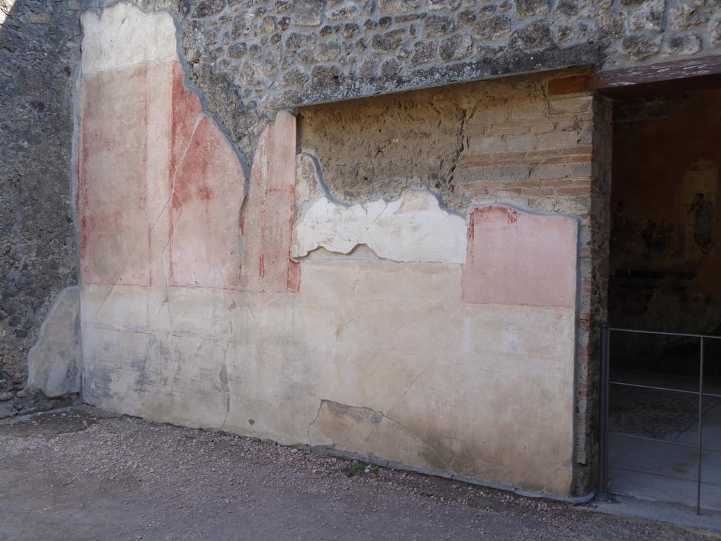 VI.16.7 Pompeii. September 2015. Atrium B, south wall, with doorway to room G, on right.
Foto Annette Haug, ERC Grant 681269 DÉCOR.

