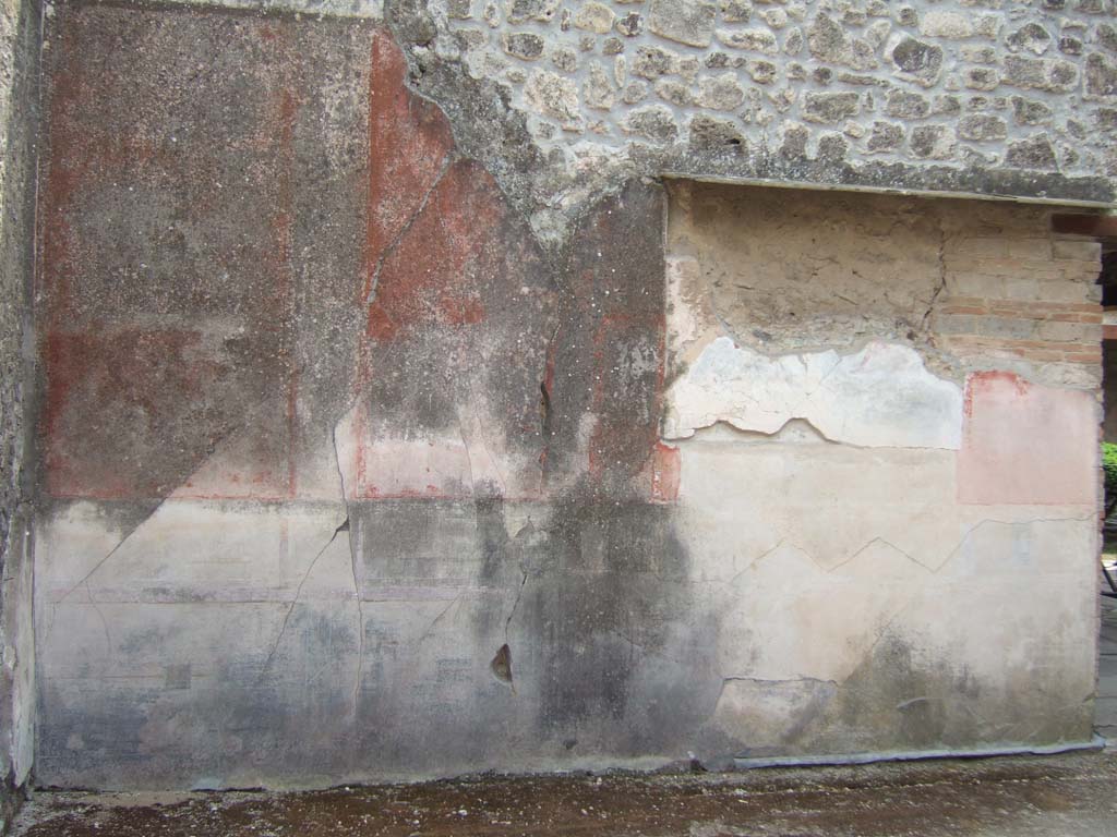 VI.16.7 Pompeii. May 2006. South wall of room B, atrium.