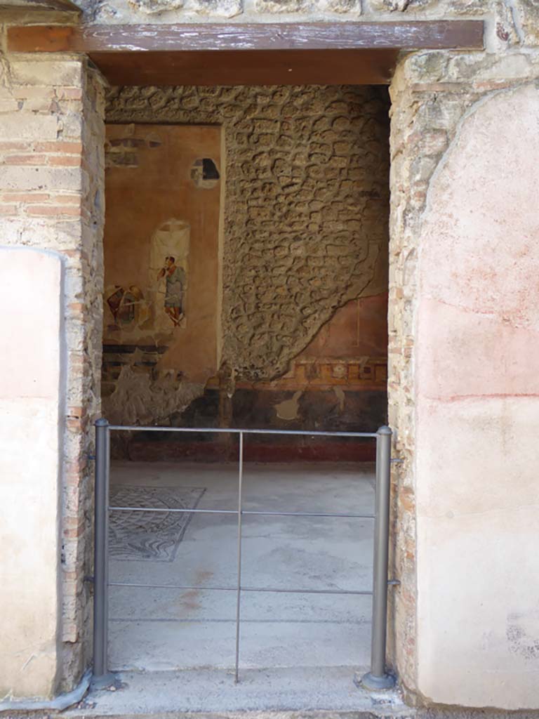 VI.16.7 Pompeii. September 2015. Side doorway in south wall of atrium B, looking into room G. 
Foto Annette Haug, ERC Grant 681269 DÉCOR.


