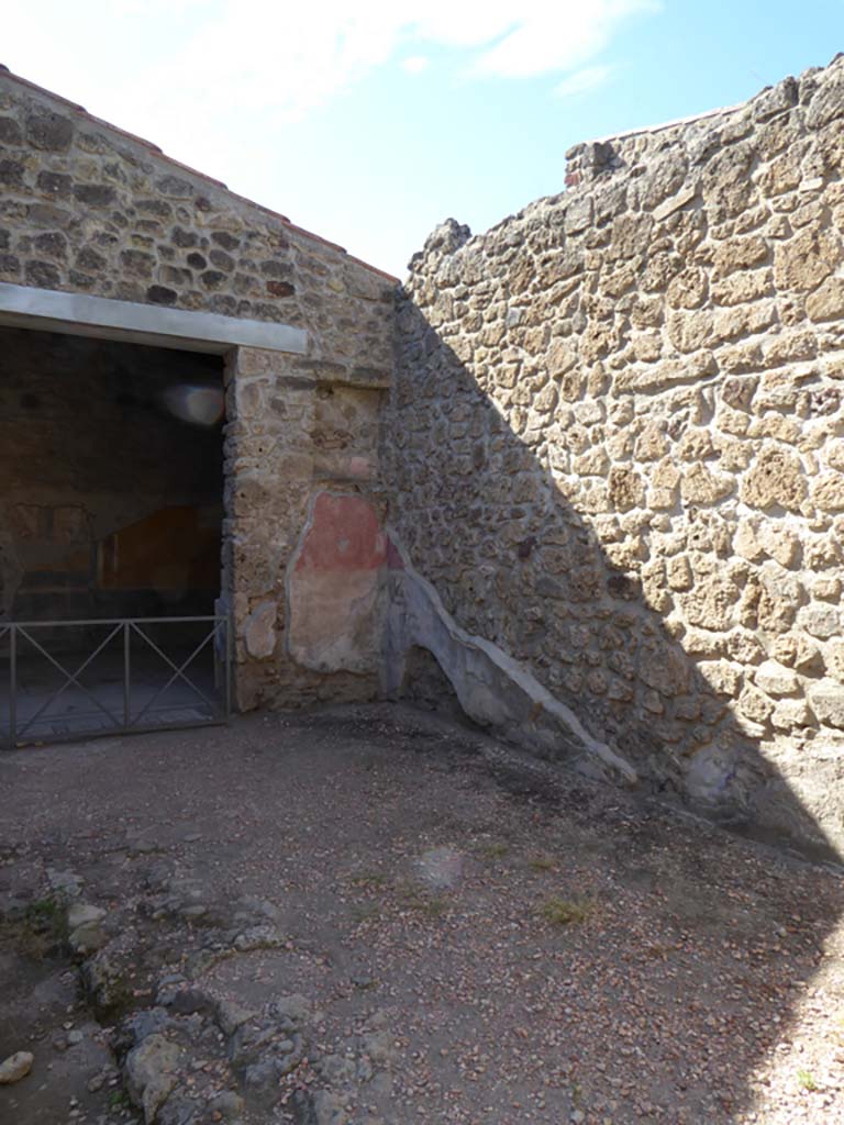 VI.16.7 Pompeii. September 2015. 
Atrium B, doorway to tablinum E, on left, and north-west corner of atrium.
Foto Annette Haug, ERC Grant 681269 DÉCOR.
