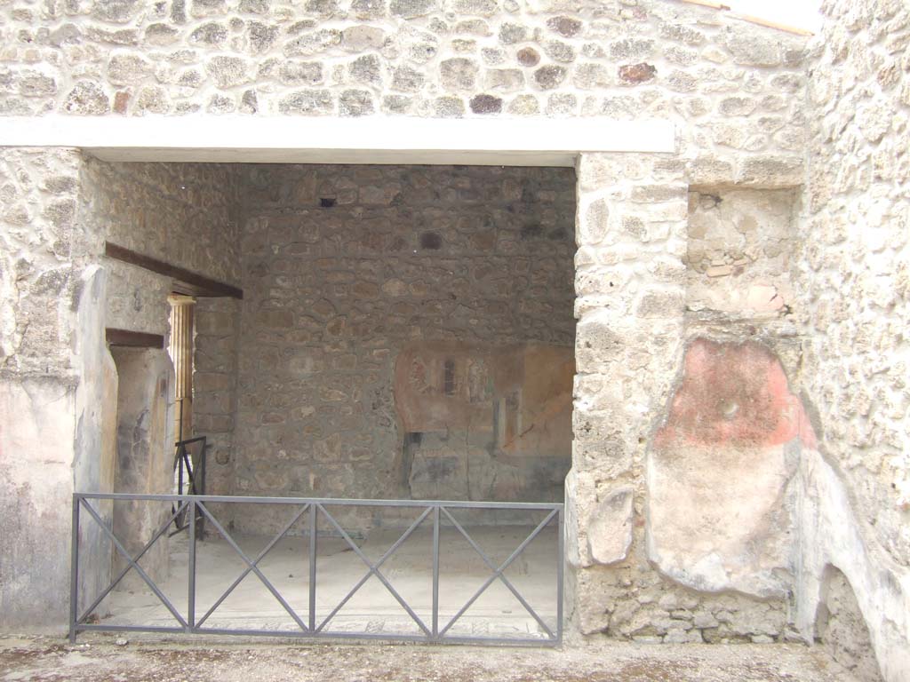 VI.16.7 Pompeii. May 2006. Room E, tablinum. Looking west from atrium.