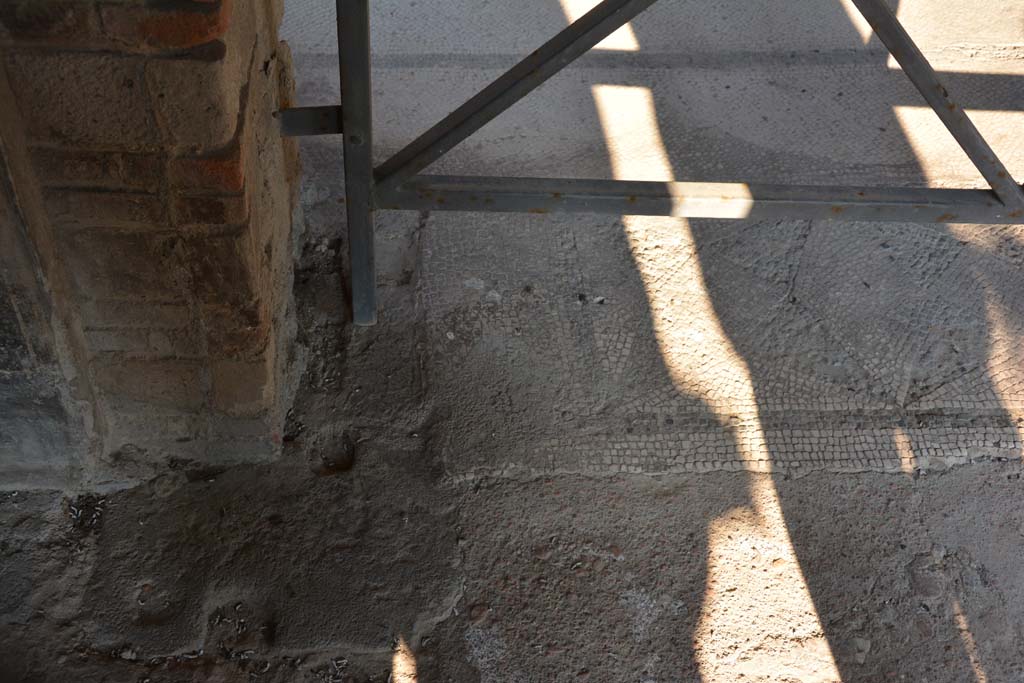 VI.16.7 Pompeii. March 2019. Tablinum E, doorway threshold in small doorway in south wall, from north-east portico.
Foto Annette Haug, ERC Grant 681269 DÉCOR.

