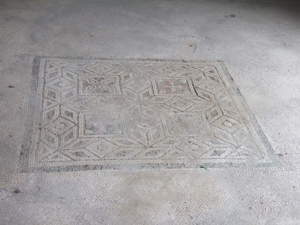 VI.16.7 Pompeii. May 2006. Room E, centre panel of mosaic floor in tablinum.  