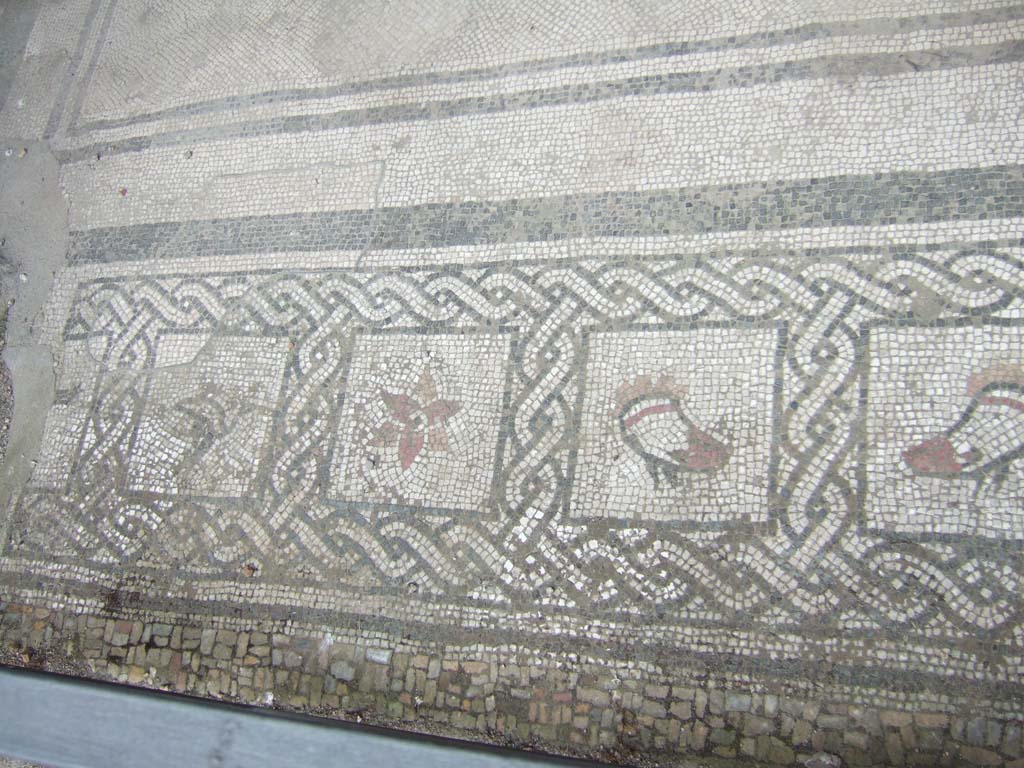 VI.16.7 Pompeii. May 2006. Room E, mosaic floor doorway threshold in tablinum at south end of doorway.