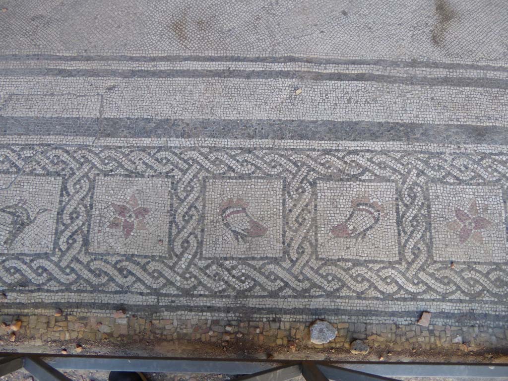 VI.16.7 Pompeii. September 2015. Tablinum E, detail of mosaic doorway threshold at south end of doorway.
Foto Annette Haug, ERC Grant 681269 DÉCOR.
