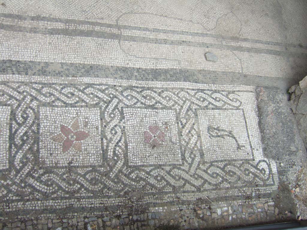 VI.16.7 Pompeii. May 2006. Room E, mosaic floor doorway threshold in tablinum at north end of doorway.