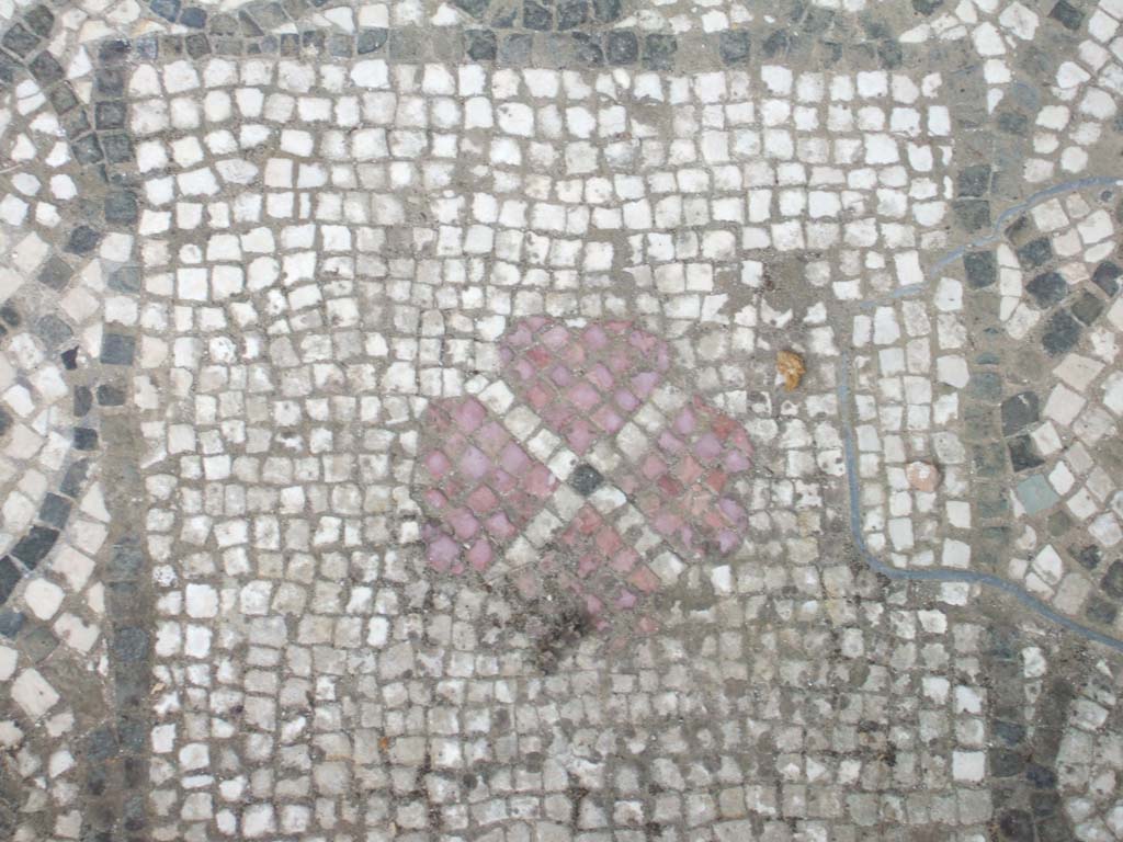 VI.16.7 Pompeii. May 2006. Room E, detail of coloured mosaic in doorway threshold in tablinum.