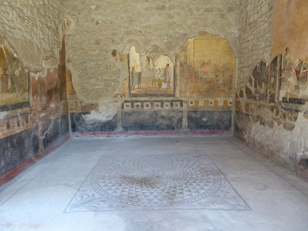 VI.16.7 Pompeii. September 2015. Exedra G, looking east from east portico.
Foto Annette Haug, ERC Grant 681269 DÉCOR.

