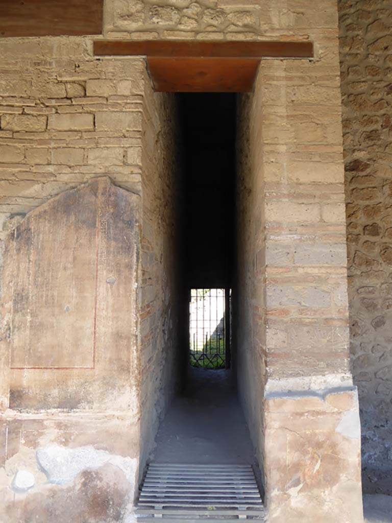 VI.16.7 Pompeii. September 2015. Looking east towards entrance to corridor 01, leading to VI.16.6.
Foto Annette Haug, ERC Grant 681269 DCOR.
