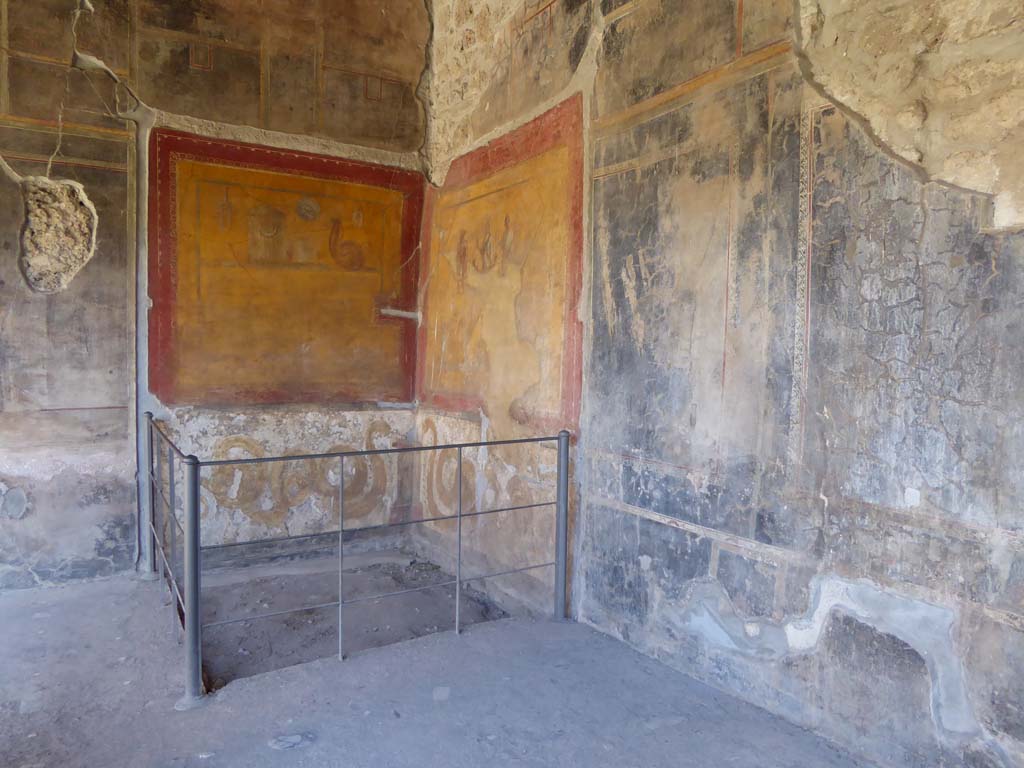 VI.16.7 Pompeii. September 2015. Lararium in south-east corner of portico with south wall, on right.
Foto Annette Haug, ERC Grant 681269 DÉCOR.

