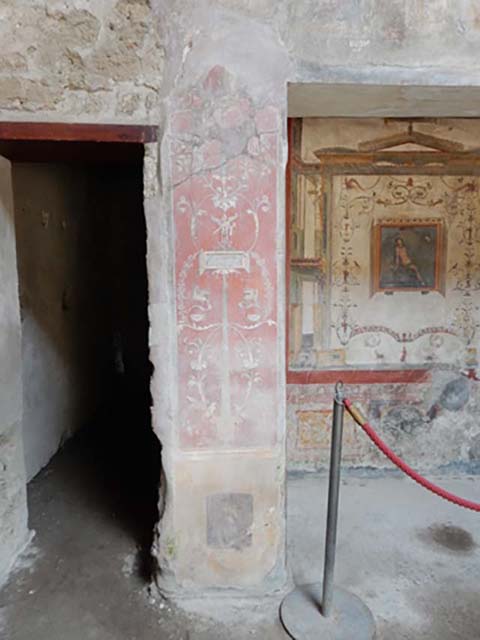 VI.16.15 Pompeii.  December 2006.  North wall of small tablinum, or niche.  Painting of winged creature.